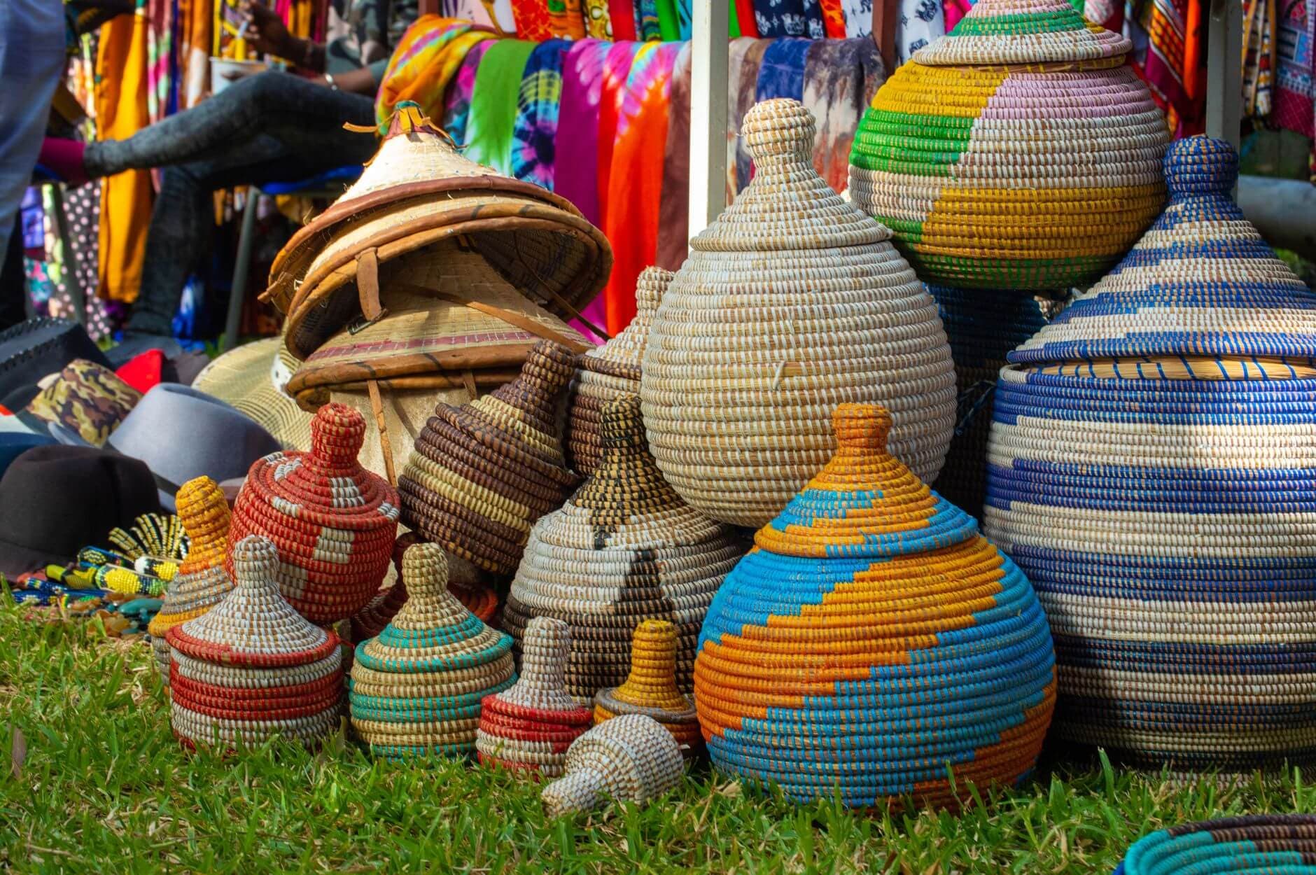 Coloridos puestos de telas y especias en el mercado de Serekunda, Gambia