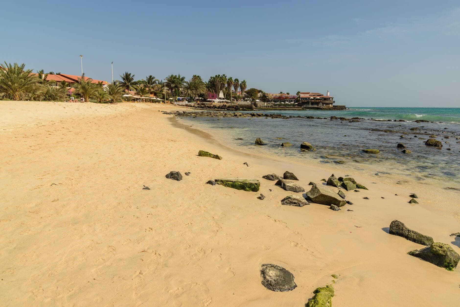 Playa de arena blanca con palmeras y aguas turquesas en Cap Skirring, Casamance, Senegal