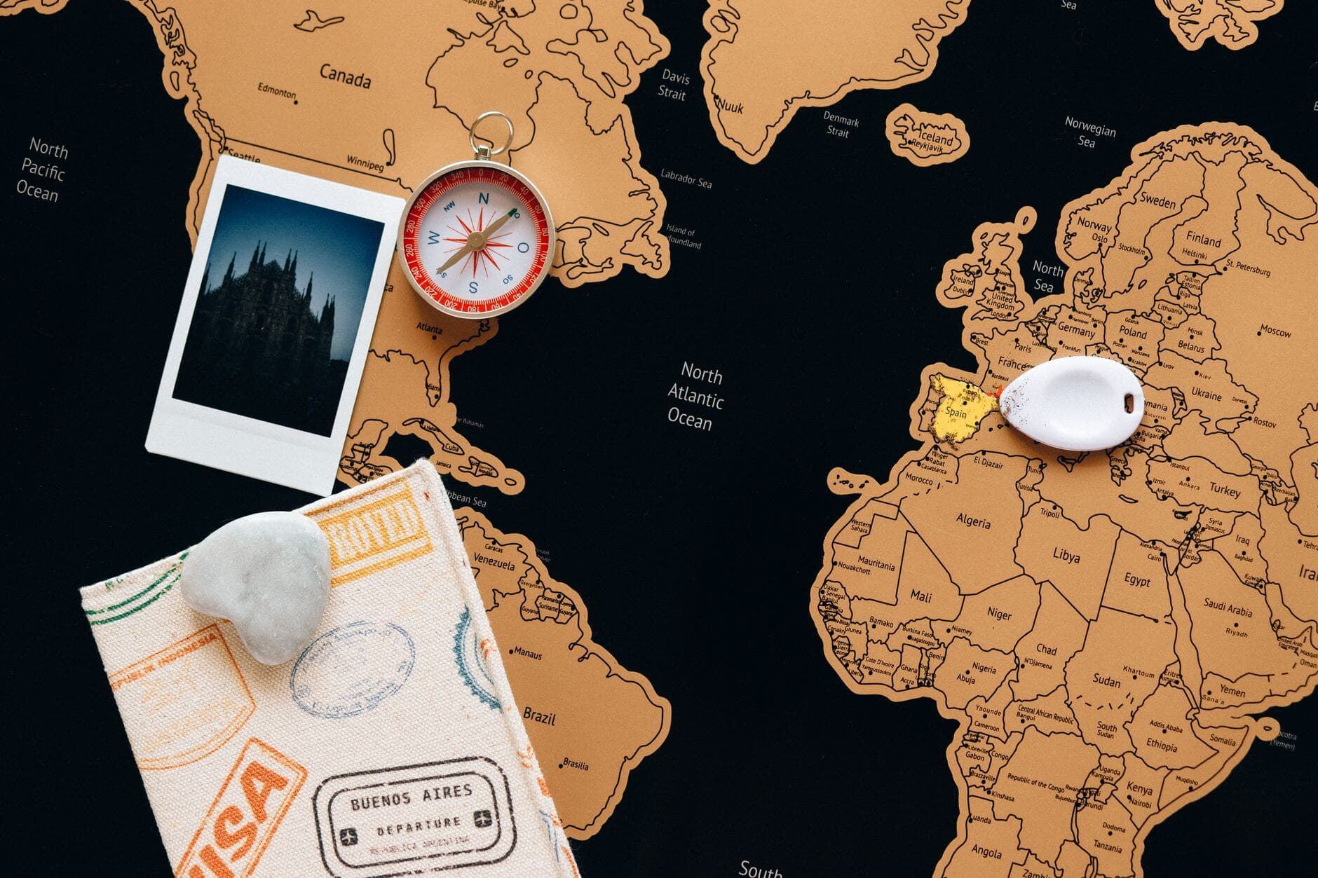 Agente de viajes revisando dossier turístico de Senegal y Gambia con mapa de África Occidental