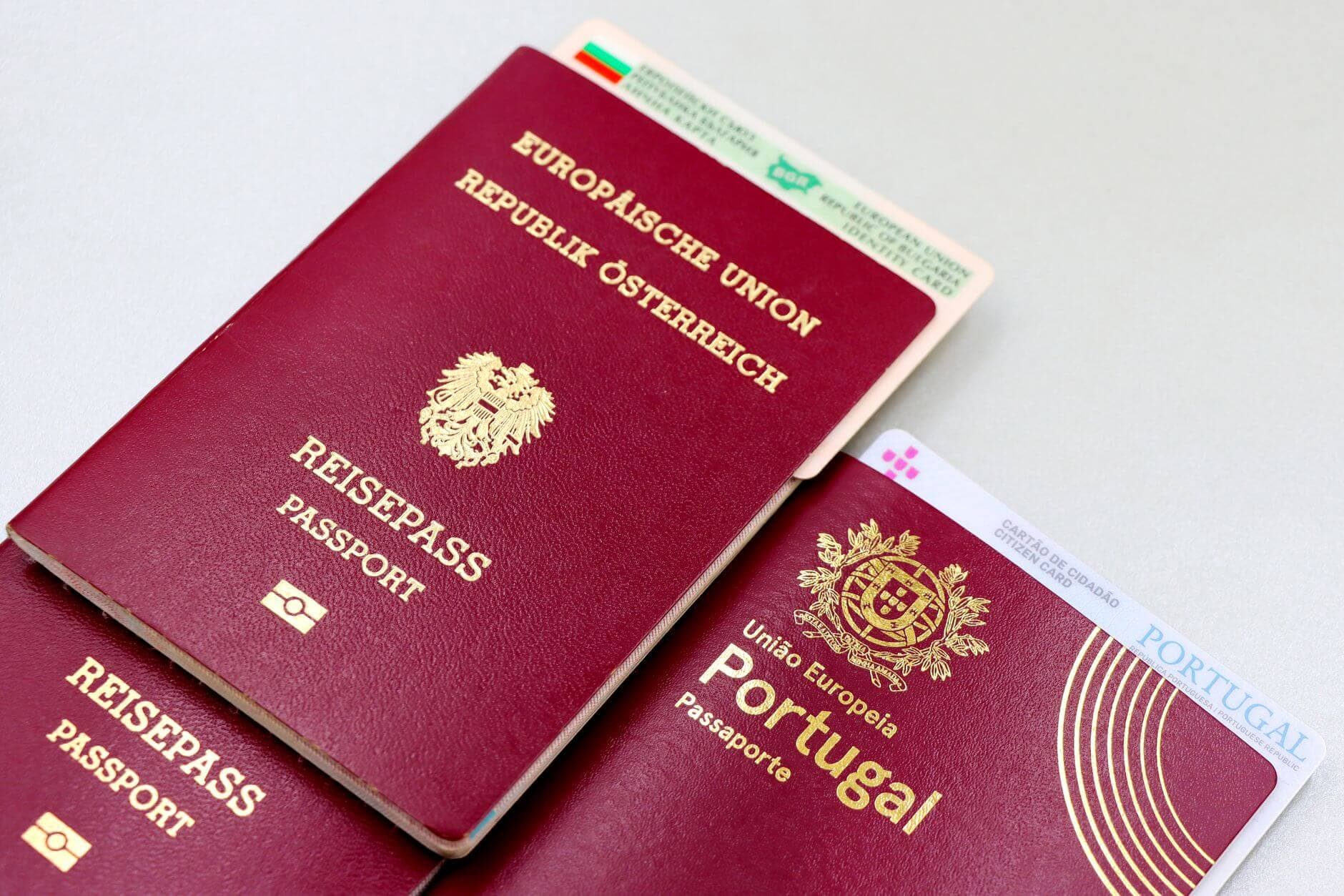 Viajero español en el aeropuerto de Dakar, Senegal, con pasaporte y documentación de viaje