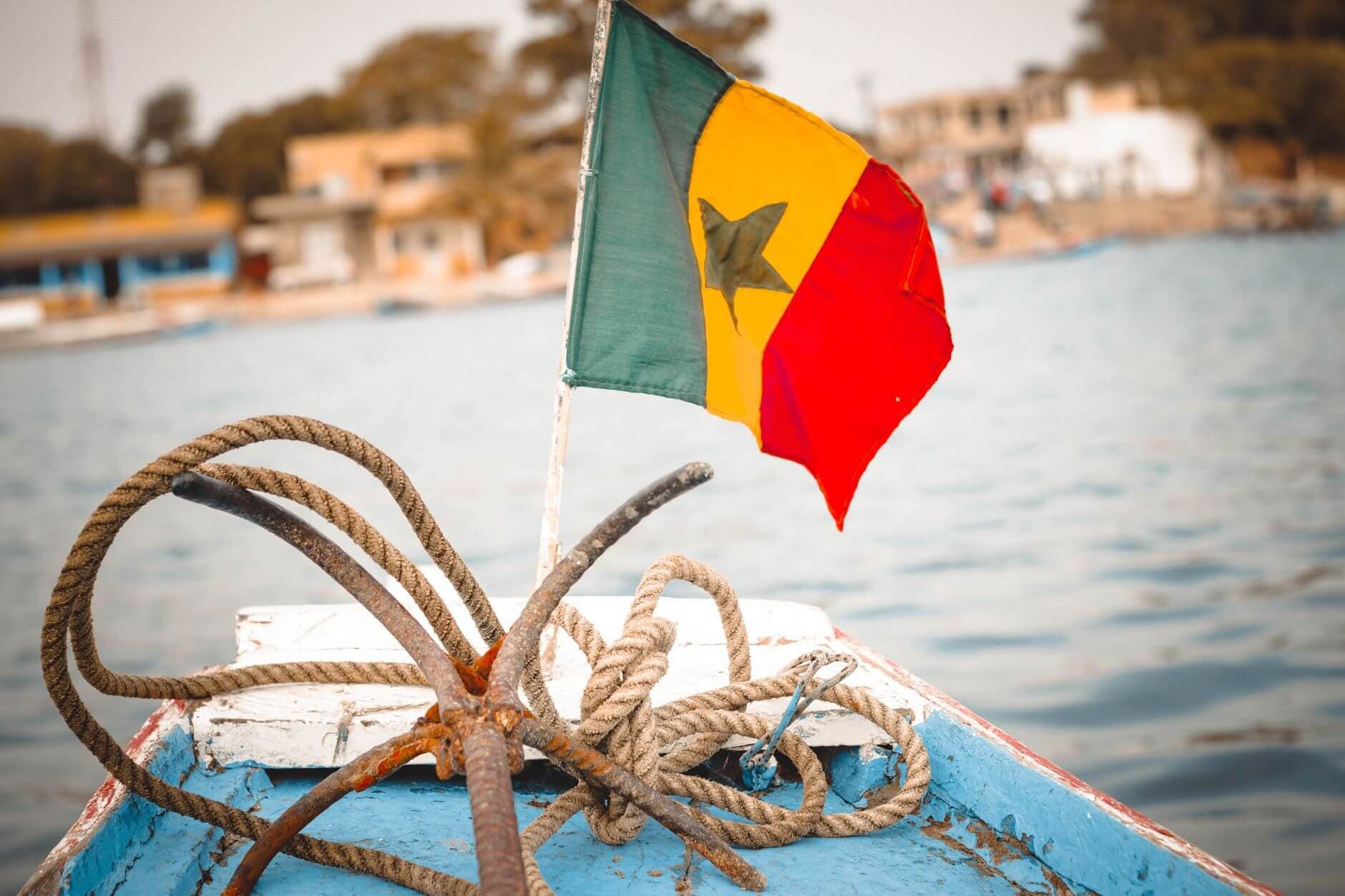 Ferry navegando por el río Casamance al atardecer en Senegal