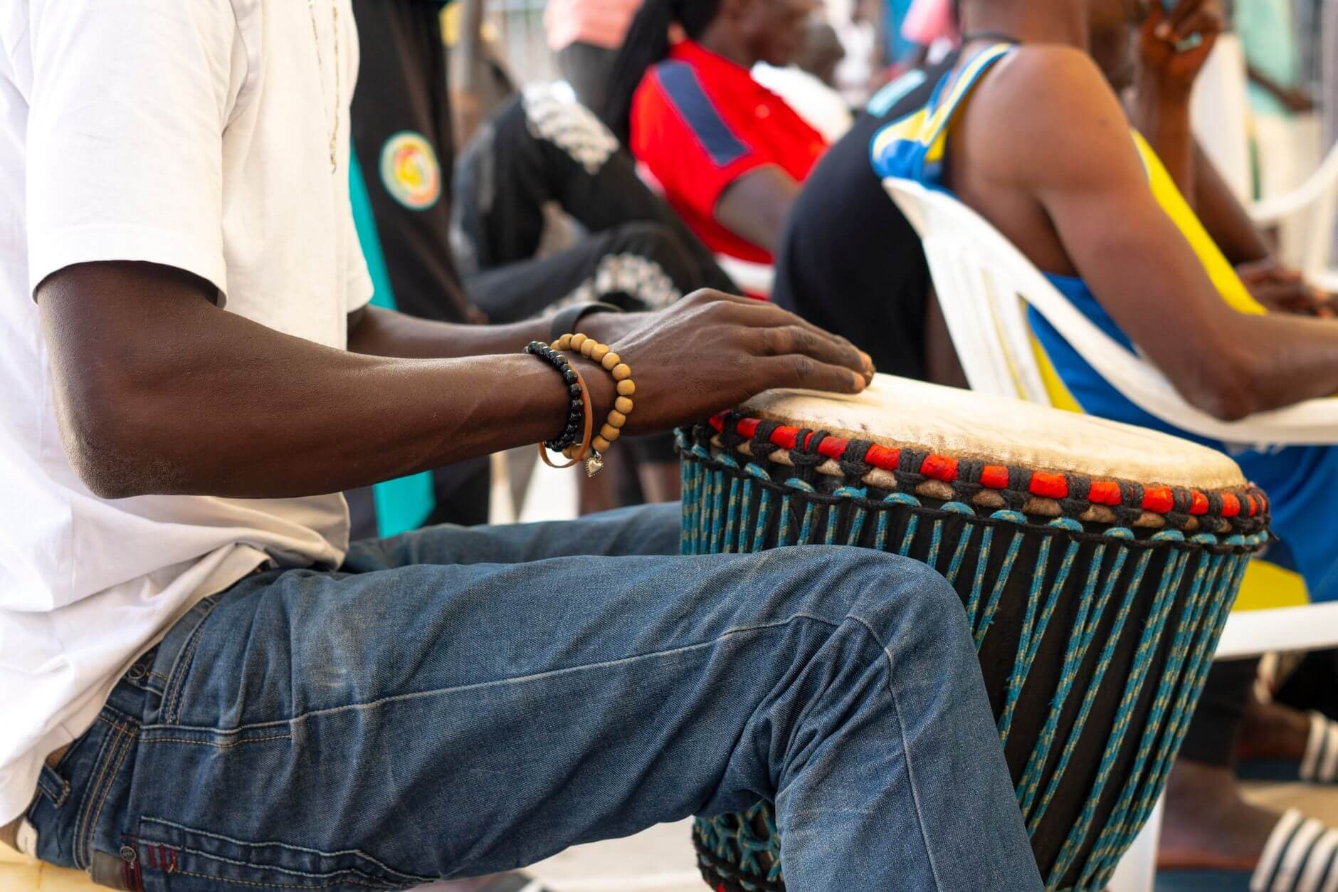 Mujer diola con vestimenta tradicional en una aldea de Casamance, Senegal